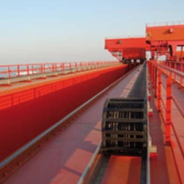 e4.1 energy chain in long travel crane system