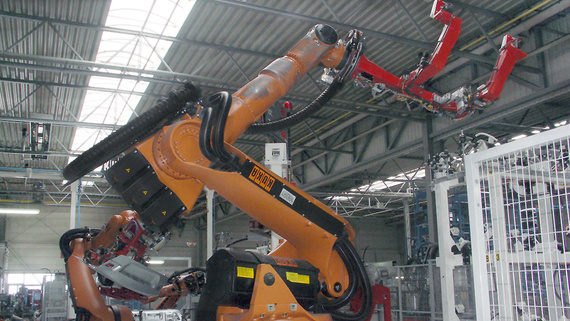 Multi-axis energy chain in automotive robot