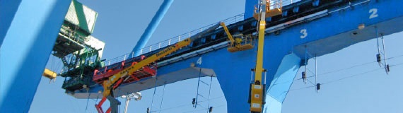 e-chain installation in a gantry crane