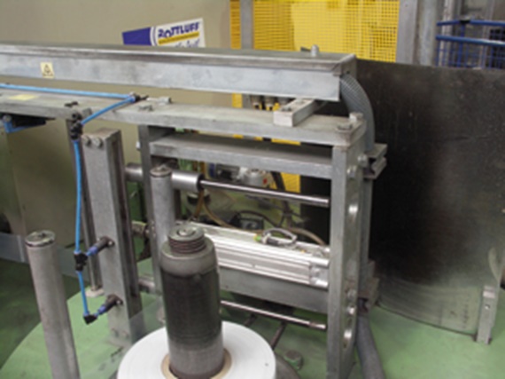 Linear round guides in the shrink wrap machine