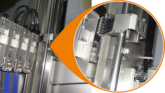 Linear feed of the sliced goods holder through synchronised tooth belt drive. In this configuration the combination of soft shafts and drylin® linear films has proven to be effective.