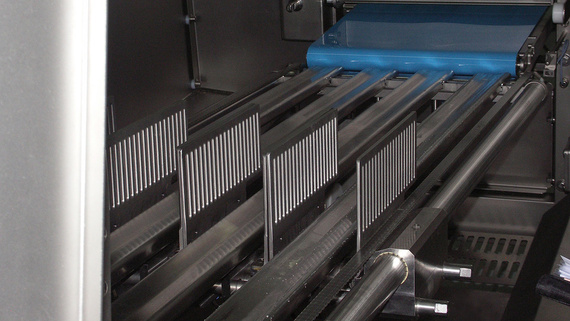 Linear stroke of the pre-gripper for feed of the product to be sliced. In this regard, soft stainless steel shafts and linear films of the JUM-10-40 series are used.